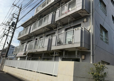 【外観】 | ホビーバーンズ | ＲＣ造、Reinforced Concreteは直訳すると補強されたコンクリートです。主に柱や梁・床・壁が鉄筋とコンクリートで構成おり、鉄筋を組んだ型枠にコンクリートを流し込んで固めたものを指します。