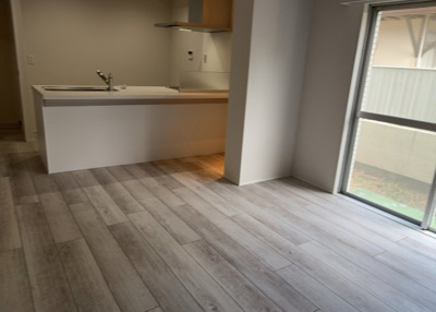 【居間・リビング】 | ホビーバーンズ | 直線タイプはLとDKを一直線に並べた形で対面キッチンのタイプです。一般的なのでよく見かけるかもしれません。直線タイプに似た直接アイランドタイプは、キッチンとダイニングの間に壁がない分広く感じられます。