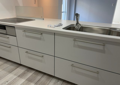 【キッチン】 | ホビーバーンズ | 標準的なシステムキッチンの横幅は、165cm～300cm程度です。2100・2400・2550・2700などミリ単位で表記されます。普段どのように料理をするのかを想定しながら合ったサイズを選びましょう