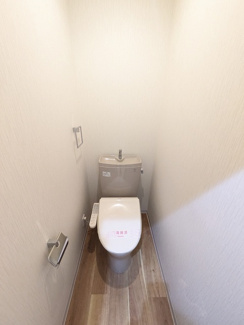 ★落ち着ける独立したトイレスペース★