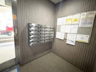 【エントランス】 | メールボックスと住民掲示板