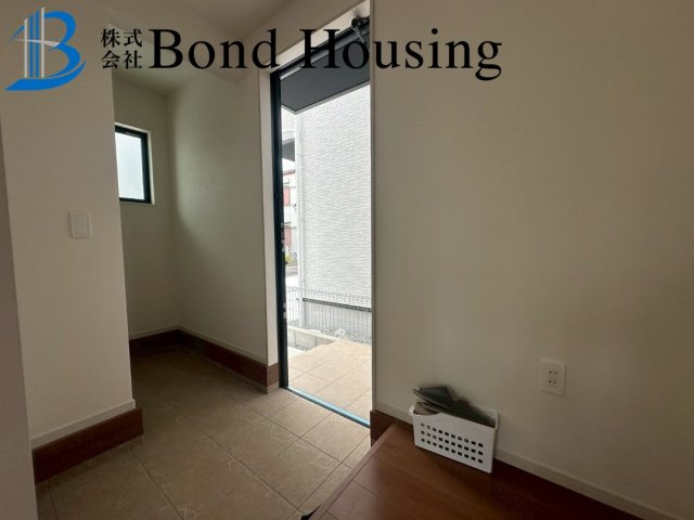 お車並列2台可　歌敷山2期2号棟　新築戸建の玄関