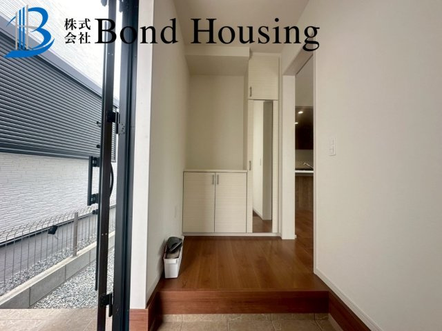 お車並列2台可　歌敷山2期2号棟　新築戸建の玄関