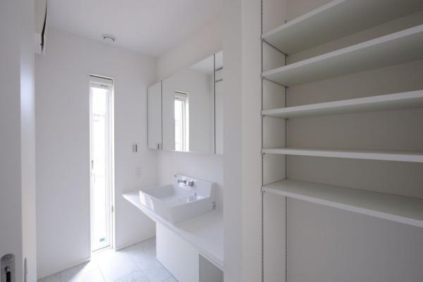 宮崎市大橋　中古戸建の独立洗面台|内観の写真は売り主様が住まわれる前の写真です。