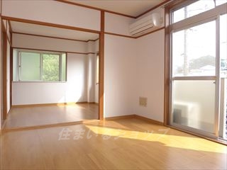 広島市安佐北区落合南２丁目のアパートの居間・リビング