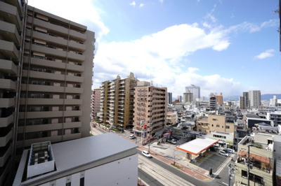 【展望】 | 【リノベ済】エイルヴィラ宇品神田ツインタワー | 【四季を感じる】
四季の移ろい・爽やかな青空や風を感じられ
自然を愉しめるパノラマビュー。
毎日の暮らしに余裕を感じさせてくれる、
遮る物の無い開放的な眺望を是非、ご堪能ください。