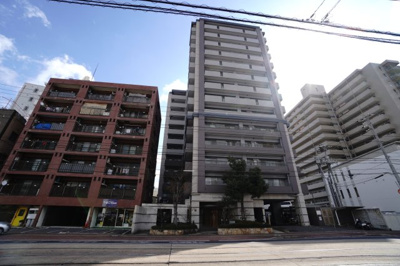 【外観】 | 【リノベ済】エイルヴィラ宇品神田ツインタワー | 【耐震性】
耐震性の高さを判断するポイントは、
建築確認申請日が1981年6月1日以降の
新耐震基準に適合しているかどうか。
震度６程度の大地震でも
建物が崩壊しないレベルが基準になりました。