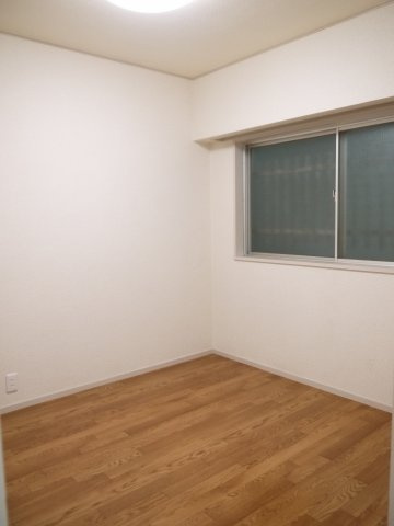 【洋室】 | カースル常盤台 | 木目が優しいフローリングの洋室です。