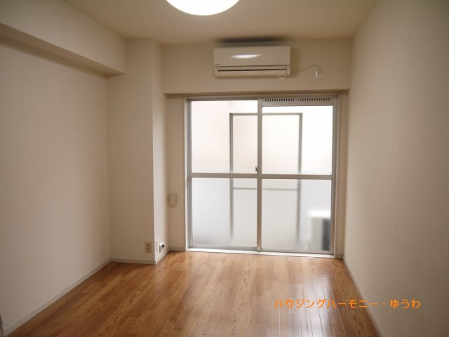 【洋室】 | カースル常盤台 | バルコニーに面した洋室は大変明るい室内です。