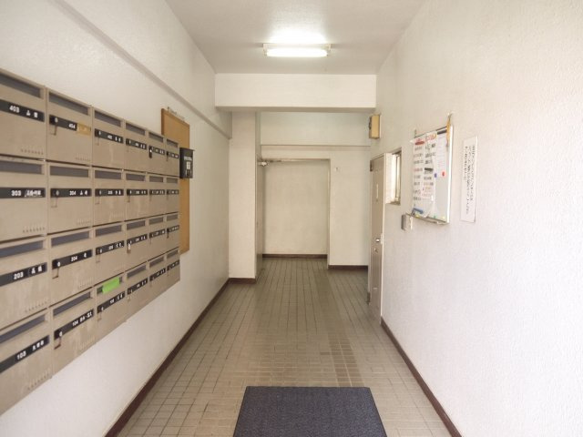 【エントランス】 | カースル常盤台 | 一階に集合ポストがあり、郵便物受け取りも便利。
