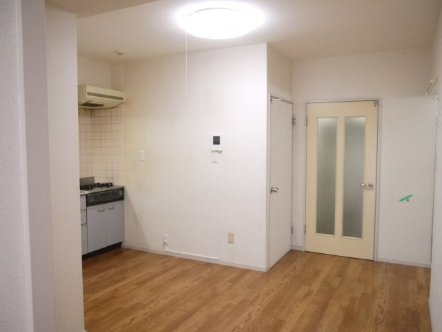 【居間・リビング】 | カースル常盤台 | 広々したフローリングのダイニングキッチン