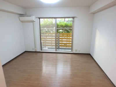 【居間・リビング】 | ペアコート仁川 | 居間です