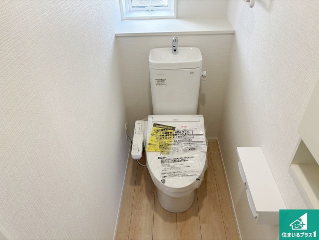 22(土)23(日)24(祝)現地説明会開催　大和郡山市小南町のトイレ|1・2階の2ヶ所にあるので、朝の忙しい時間の順番待ちもなく、深夜の利用にも大変便利です。