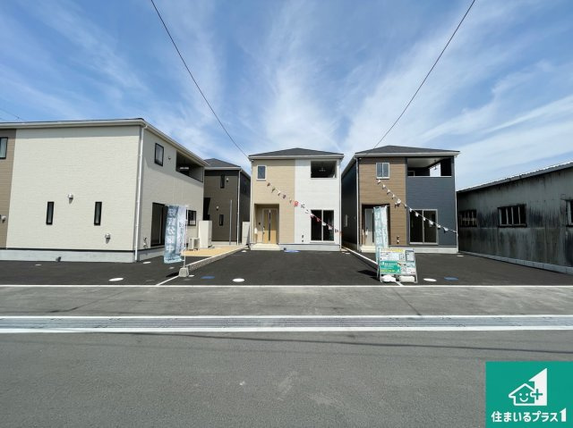 22(土)23(日)24(祝)現地説明会開催　大和郡山市小南町の前面道路含む現地写真|周辺は閑静な住宅街！前面道路広々で車の出し入れも便利です。駐車が苦手な方でも安心して車庫入れできます！