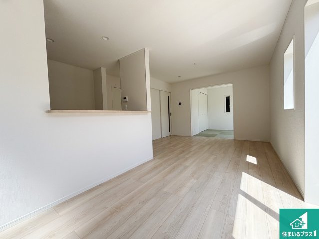 22(土)23(日)24(祝)現地説明会開催　大和郡山市小南町の居間・リビング|日当たり良好の明るいリビングで朝の目覚めもスッキリできそう！対面キッチンでご家族のコミュニケーションも自然と増える設計！小さなお子様が遊ぶスペースを作っても広々とくつろげるLDK！