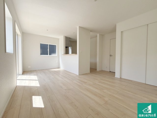 22(土)23(日)24(祝)現地説明会開催　大和郡山市小南町の居間・リビング|シンプルなリビングは、観葉植物等のインテリアを楽しめますね！パパ好みにも、ママ好みにも家具次第で雰囲気を変えることができます！