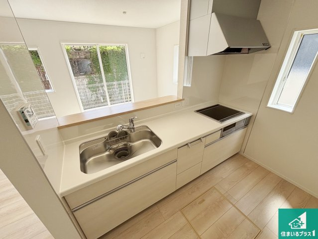 22(土)23(日)24(祝)現地説明会開催　大和郡山市小南町のキッチン|明るいリビングで朝の目覚めもスッキリできそう！対面キッチンでご家族のコミュニケーションも自然と増える設計！小さなお子様が遊ぶスペースを作っても広々とくつろげるLDK！