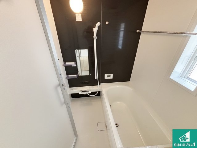 22(土)23(日)24(祝)現地説明会開催　大和郡山市小南町の浴室|足をゆったり伸ばして寛げる浴槽です。窓が設けられていますので差し込む光が明るく穏やかな雰囲気にしてくれます♪浴室乾燥機も設置しているので、雨の日の洗濯物も安心です♪