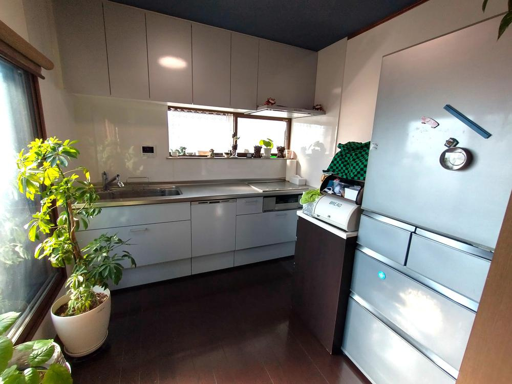 錦町　中古一戸建てのキッチン|システムキッチン　窓付き
■物件内覧・資金計画相談・住宅ローン相談、リフォーム相談、お問合せ受付中■
※当日・翌日のご内覧、ご相談はお電話でのお問合せがスムーズです！