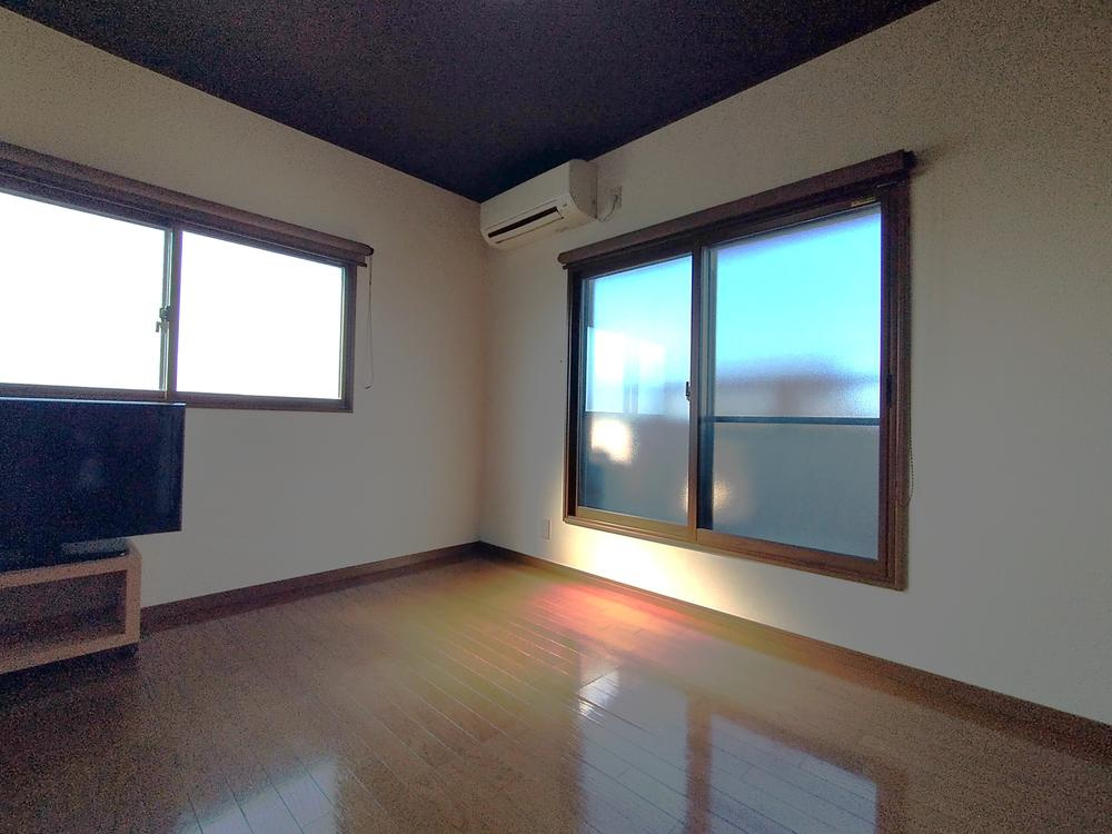 錦町　中古一戸建ての内装|洋室6.0帖　バルコニー付き
■物件内覧・資金計画相談・住宅ローン相談、リフォーム相談、お問合せ受付中■
※当日・翌日のご内覧、ご相談はお電話でのお問合せがスムーズです！