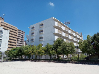 【外観】 | 隣地には公園があり、そのお隣には交番があります。周辺環境は、大学や飲食店、コンビニ、城南区役所や病院などが徒歩圏内で生活に便利な立地です！