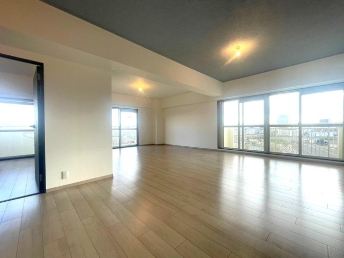 イトーピア向日マンションA棟の居間・リビング|まずはお問合せから！
「資料が見たい」、「現地が知りたい」などなんでもお気軽にご連絡くださいませ！