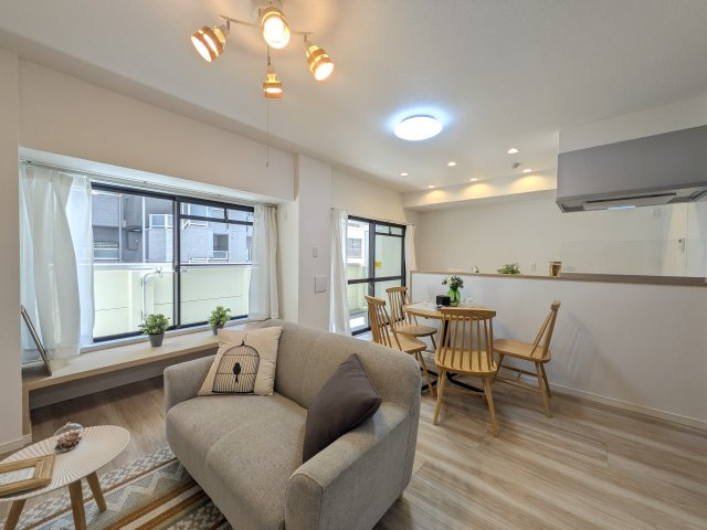 【居間・リビング】 | ☆ホームステージングしています。家具は撮影用です。
