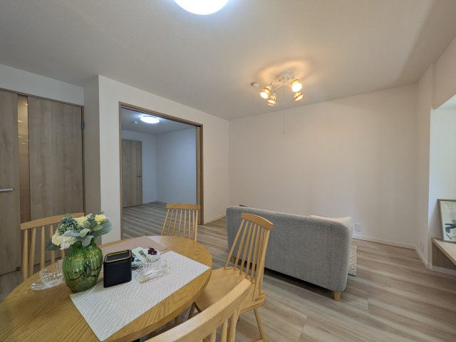 【居間・リビング】 | ☆ホームステージングしています。家具は撮影用です。
