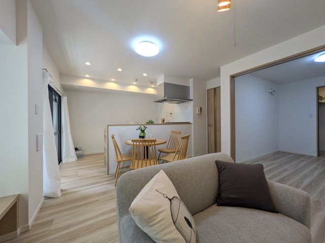 【居間・リビング】 | ☆ホームステージングしています。家具は撮影用です。
