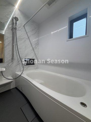 【浴室】 | １日頑張った身体を癒す１坪タイプのバスユニット◎
浴室TV付なので、長風呂も楽しめそうですね♪