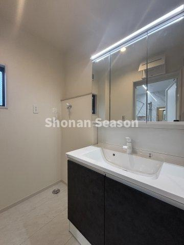 【独立洗面台】 | ミラー裏部分にもたっぷり収納スペースを確保！
機能性にも優れた洗面台です♪