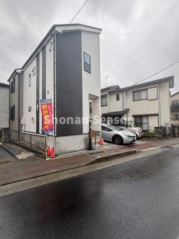 【外観】 | 前面道路との高低差なく、駐車もスムーズ！
ぜひ現地でサイズ等、ご確認下さいね♪