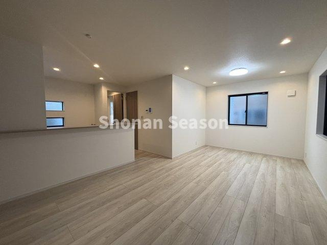 【居間・リビング】 | 約１７帖の広々リビング！
ソファ・テーブルを置いても圧迫感なく過ごせる広さがございます♪