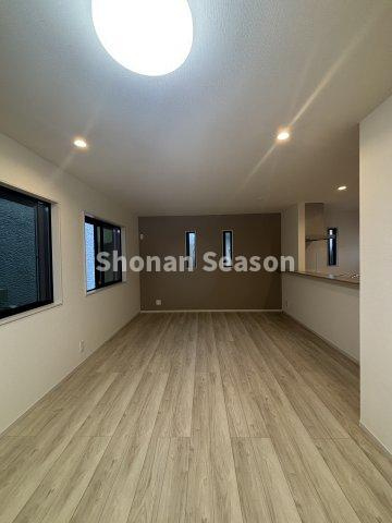 【居間・リビング】 | どこを切り取っても陽光がたっぷり降り注ぐ7面採光◎
おうち時間の快適性がUPしますよ♪