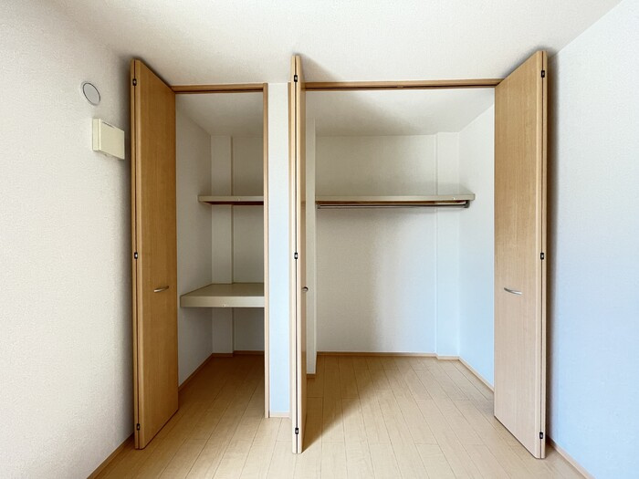 カレッツァⅡ番館の洋室|２F洋室物入