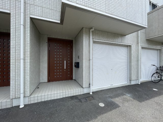 カレッツァⅡ番館のエントランス|玄関前