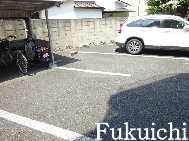 フォーリスト自由が丘の駐車場