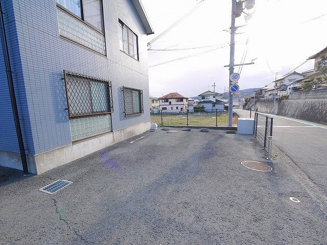 プルミエ　ワコウの駐車場