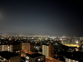 【展望】 | 【Night View】
物件からの夜の景色は、隠れ夜景スポットのよう。
お仕事から疲れて帰ってきて、この夜景を楽しめるのも
この立地ならでは。
もう少し早い時間のサンセット夜景もキレイかも。