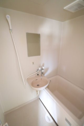 コーポレーションUの浴室|同間取り別号室のお写真です。現況優先となります。