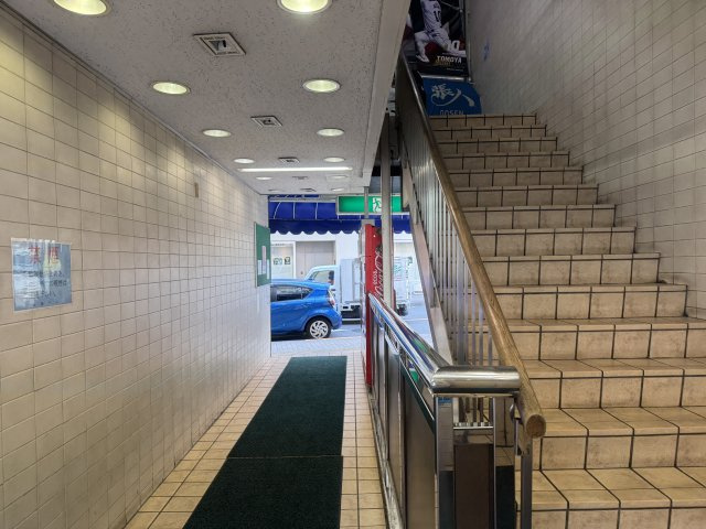 高柳ビルのエントランス