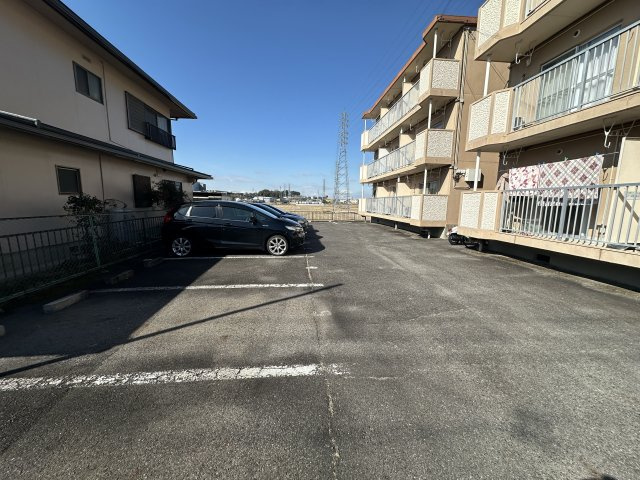 ハピネス秋葉A棟の駐車場