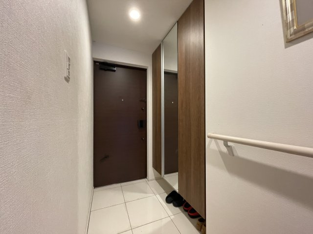 アルファスマート青葉東の玄関|玄関内の様子です。居住中のため室内写真はございません。