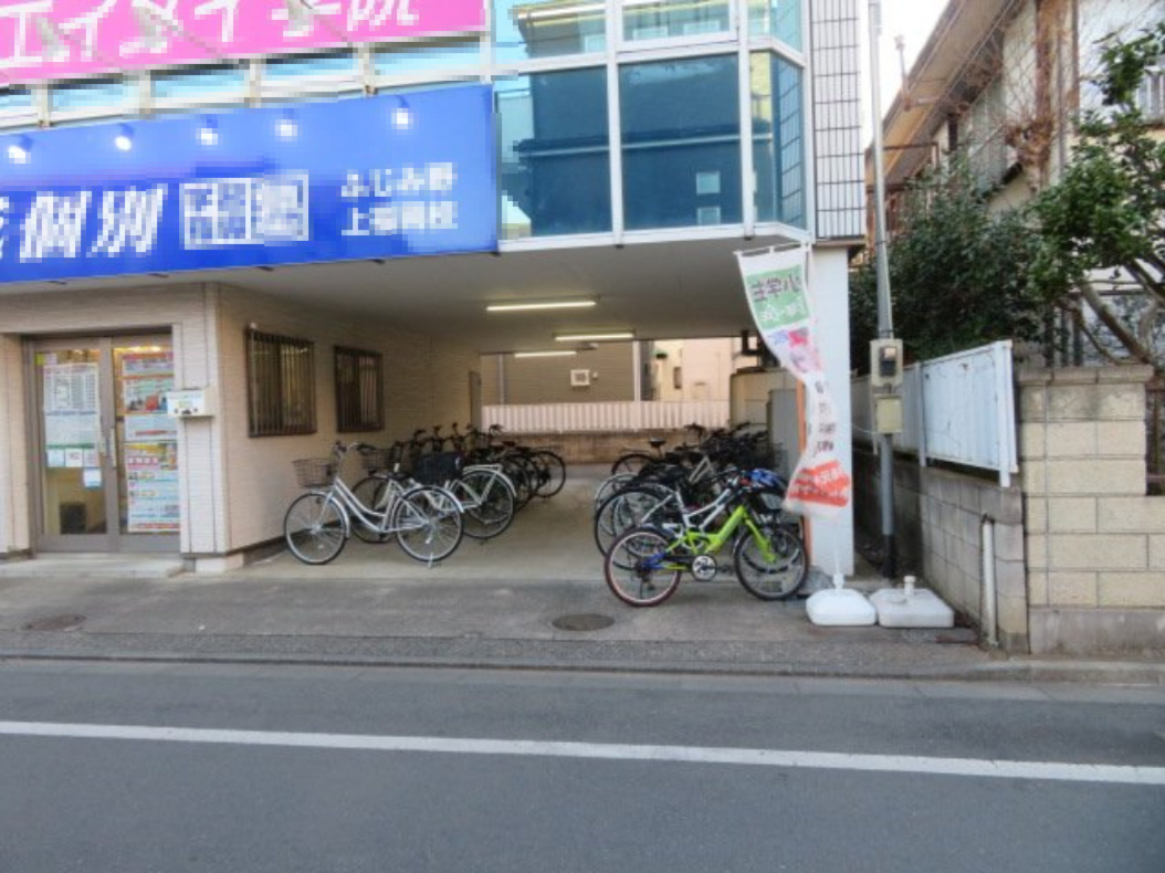 ふじみ野市新田１丁目のビルの駐輪場