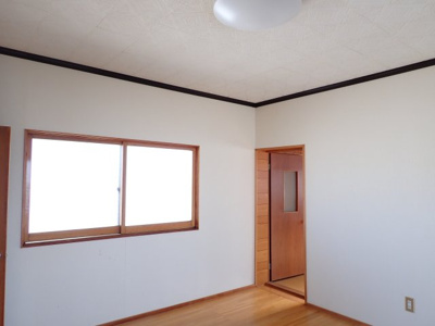【洋室】 | 黒石緑町 100坪の家 | ２階洋室8帖