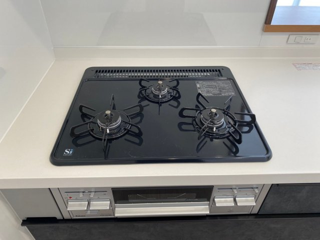 グラン・コート印場駅前通りの設備|使い勝手の良い3口コンロは同時調理を叶えてくれるので時短にもつながります！