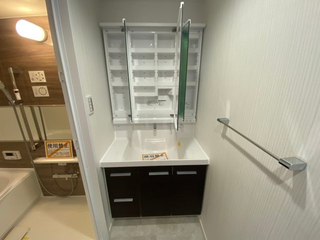 グラン・コート印場駅前通りの独立洗面台|収納力と機能性を兼ね備えた洗面化粧台です。ワイドな三面鏡で朝の準備もスムーズです♪