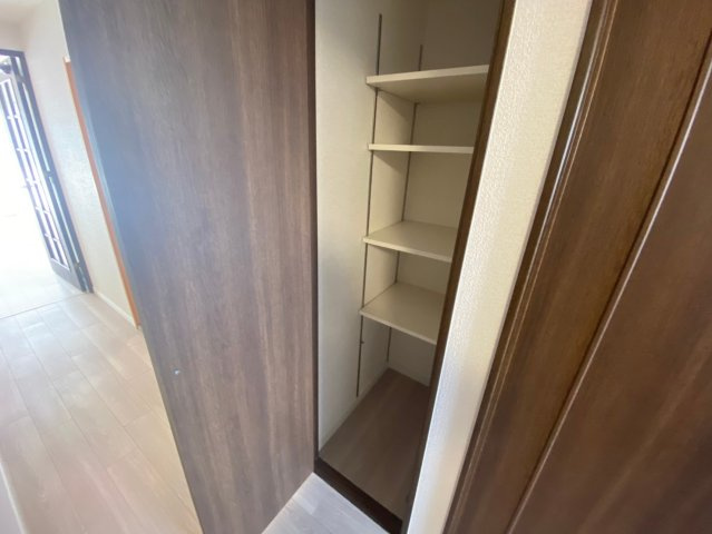 グラン・コート印場駅前通りの収納|廊下にある収納、食料品から日用品まで沢山収納できます♪