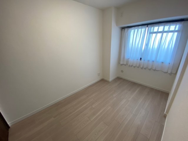 グラン・コート印場駅前通りの寝室|【北側・5.5帖】
窓からたっぷりと陽光が注がれる明るく快適なプライベート空間となっています。