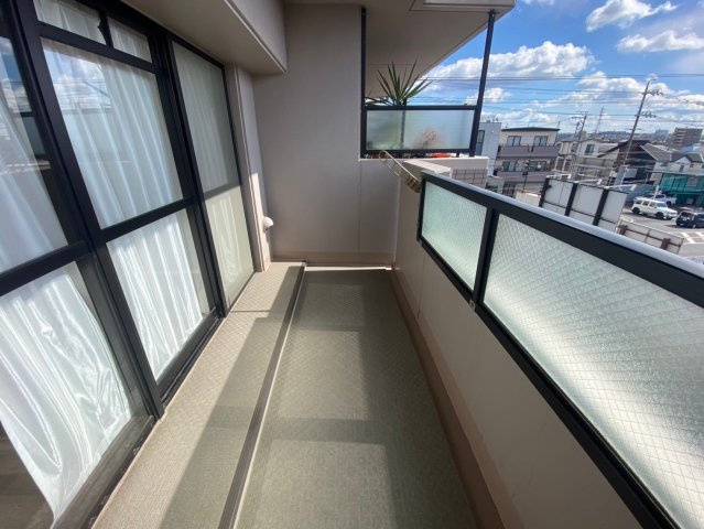 グラン・コート印場駅前通りのバルコニー|陽射しが差し込む明るくて、広くて使いやすいバルコニーです！

